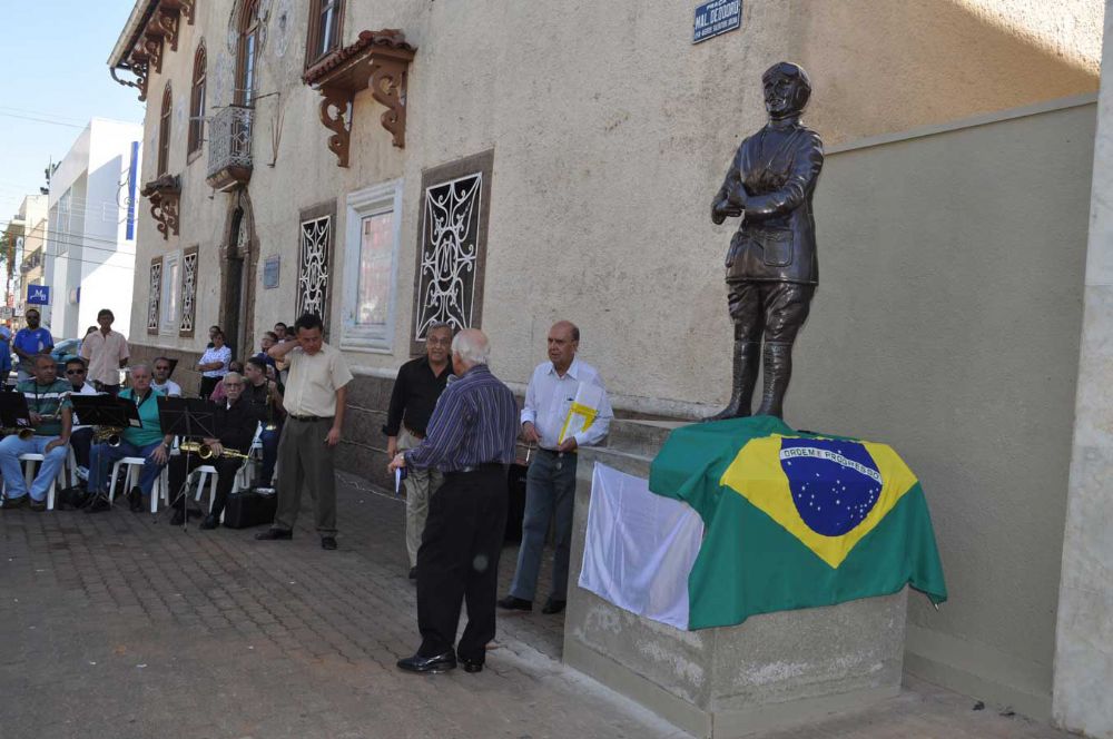 Foto - Inauguração da Estátua de Anesia Pinheiro Machado em Itapetininga em 16/07/2011