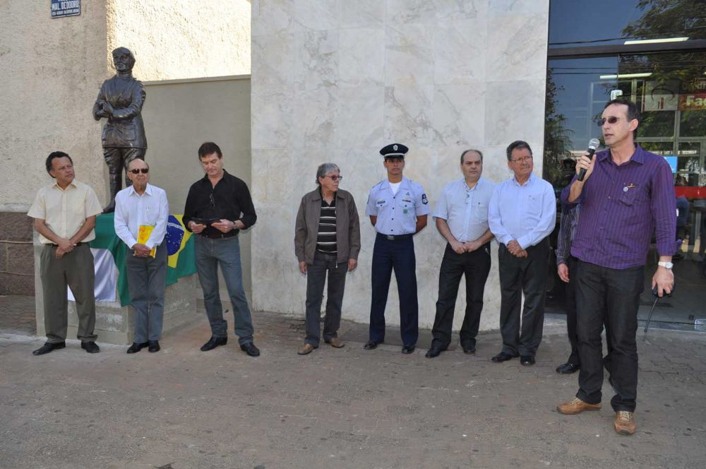 Foto - Inauguração da Estátua de Anesia Pinheiro Machado em Itapetininga em 16/07/2011