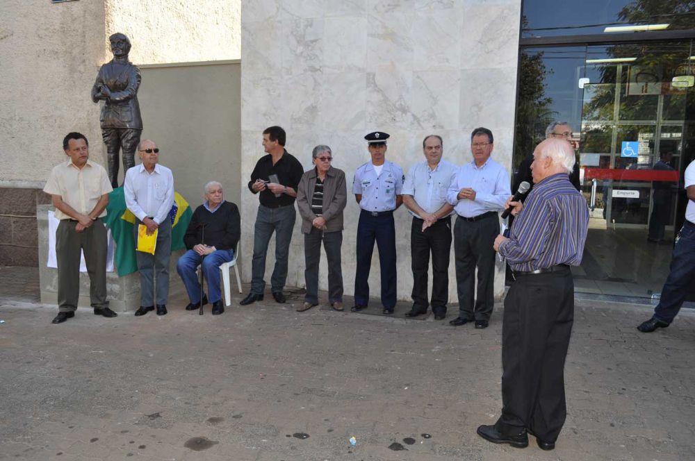 Foto - Inauguração da Estátua de Anesia Pinheiro Machado em Itapetininga em 16/07/2011
