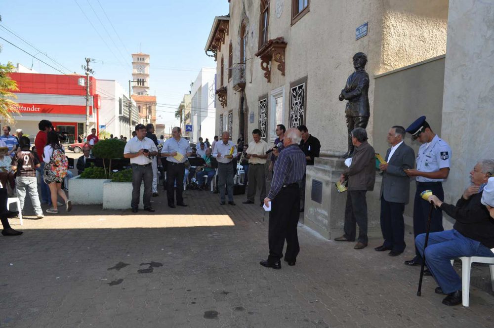 Foto - Inauguração da Estátua de Anesia Pinheiro Machado em Itapetininga em 16/07/2011