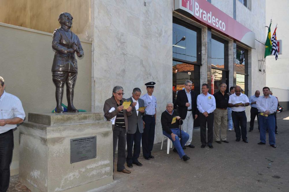 Foto - Inauguração da Estátua de Anesia Pinheiro Machado em Itapetininga em 16/07/2011